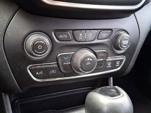 Certified 2021 Jeep Cherokee Latitude Plus image 19