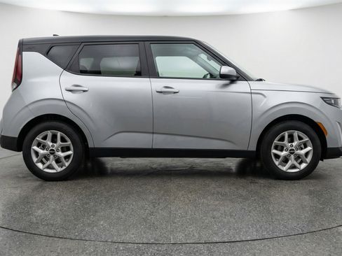 Used 2025 Kia Soul LX w/ LX Technology Package FWD image 11