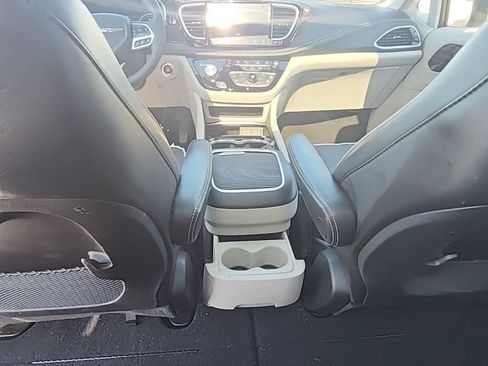 Used 2023 Chrysler Pacifica Limited image 28