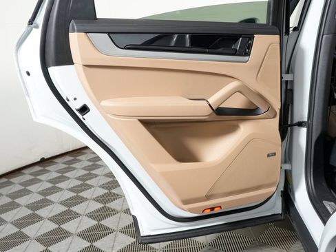 Certified 2024 Porsche Cayenne Coupe AWD/4WD image 36