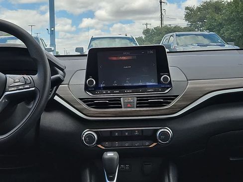 Used 2025 Nissan Altima 2.5 SV FWD image 14