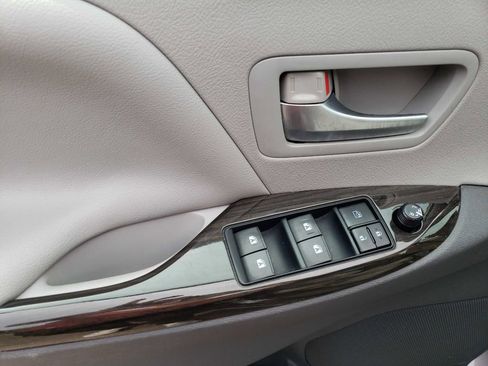 Used 2015 Toyota Sienna XLE Premium image 32