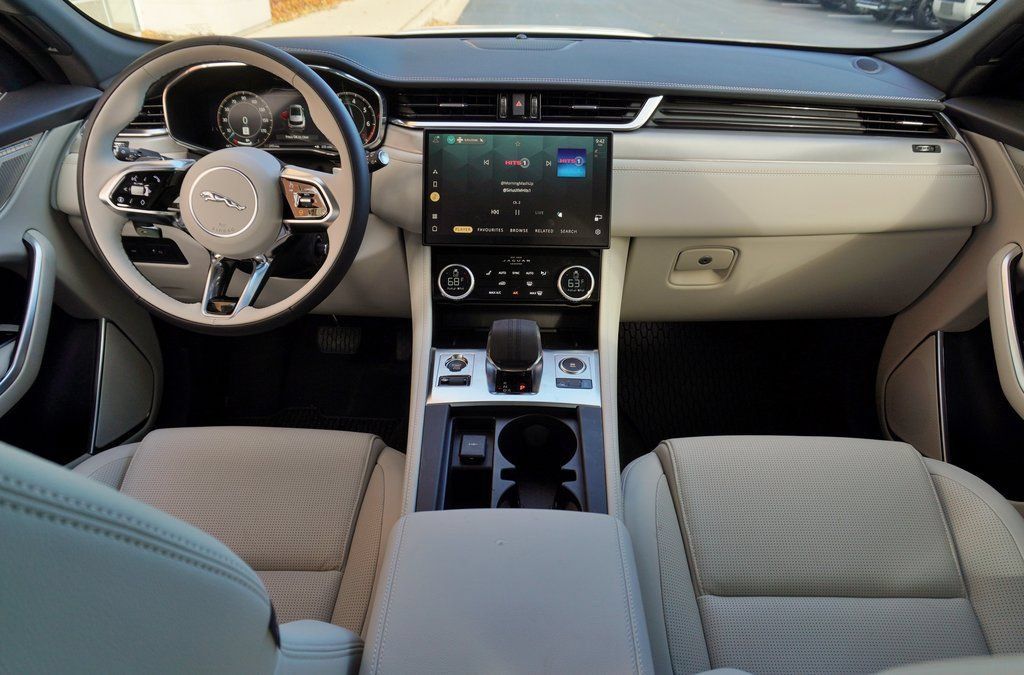 Used 2025 Jaguar F-PACE R-Dynamic S AWD/4WD image 8