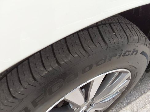 Used 2019 Nissan Pathfinder SL AWD/4WD image 10