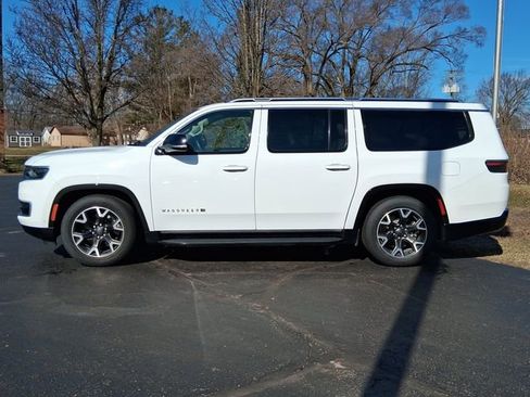 Used 2024 Jeep Wagoneer L Series III w/ Flexible Seating Group image 3