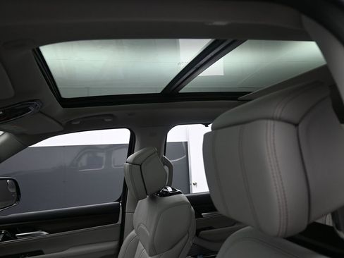 Used 2024 Jeep Grand Wagoneer L 4WD image 11