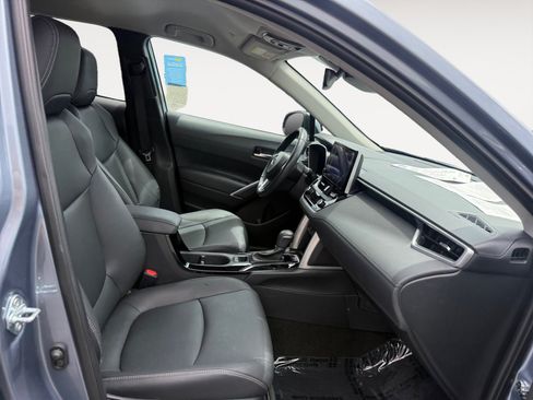 Used 2023 Toyota Corolla Cross XLE AWD/4WD image 19