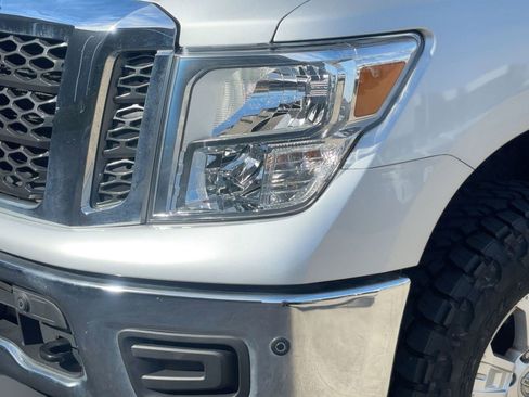 Used 2018 Nissan Titan SV w/ SV Convenience Package image 11
