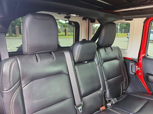 Used 2025 Jeep Wrangler Unlimited Sahara AWD/4WD image 9