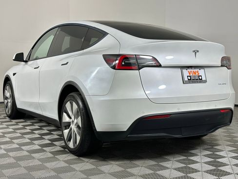 Used 2022 Tesla Model Y Long Range image 37