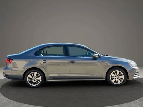 Used 2016 Volkswagen Jetta SE image 2