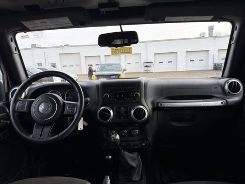 Used 2015 Jeep Wrangler Unlimited Sahara w/ Connectivity Group image 18