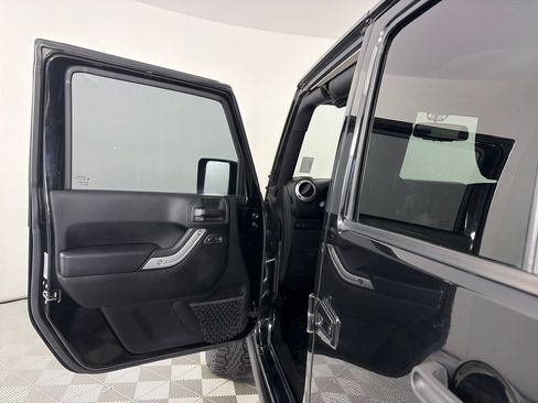 Used 2017 Jeep Wrangler Unlimited Rubicon w/ Connectivity Group AWD/4WD image 10