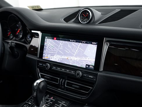 Certified 2021 Porsche Macan AWD/4WD image 14