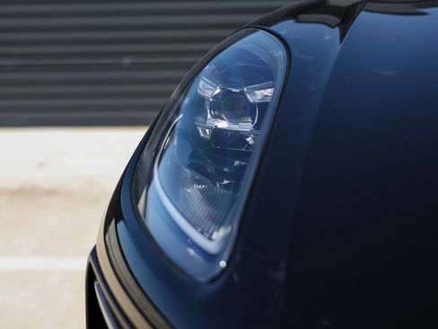 Certified 2025 Porsche Macan image 13