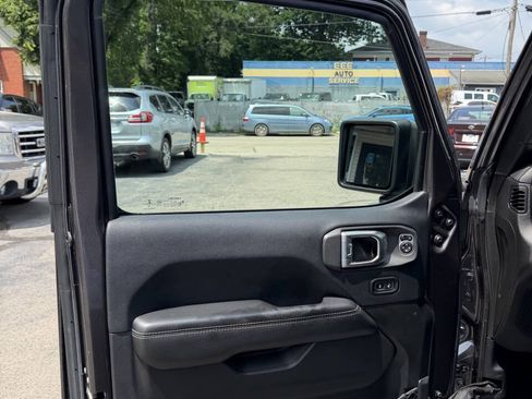 Used 2019 Jeep Wrangler Unlimited Sahara w/ Cold Weather Group AWD/4WD image 9