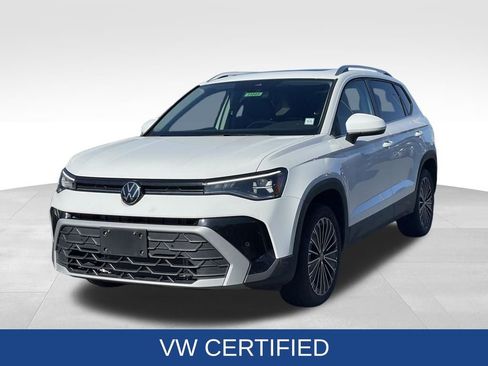 Certified 2025 Volkswagen Taos SE w/ Panoramic Sunroof Package image 2