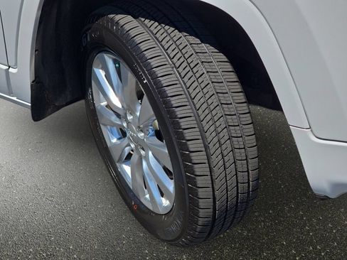 Used 2017 Jeep Cherokee Overland w/ Heavy Duty Protection Group AWD/4WD image 35