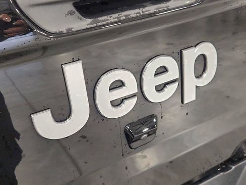 Used 2023 Jeep Gladiator Overland AWD/4WD image 30