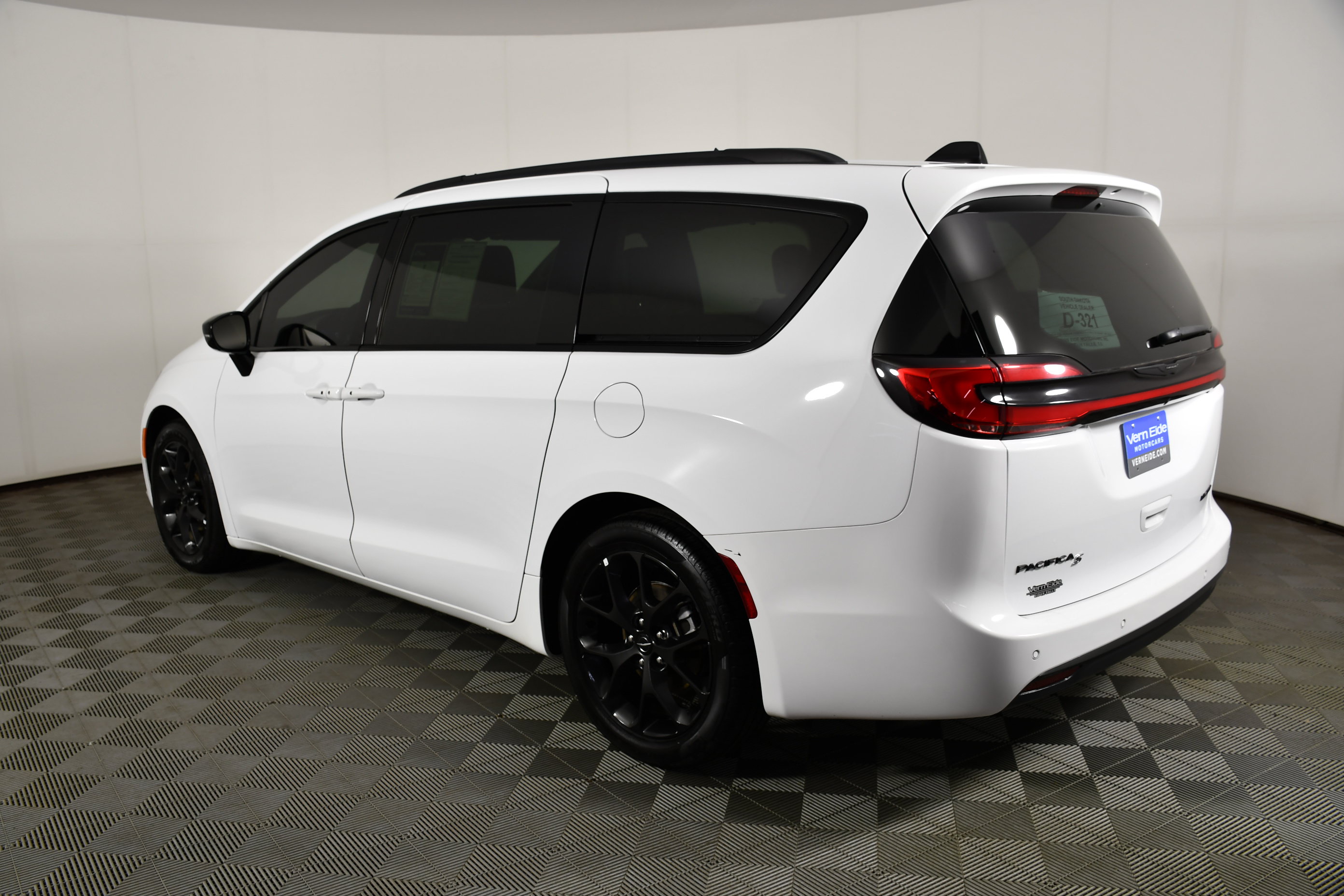 Used 2025 Chrysler Pacifica Limited FWD image 8