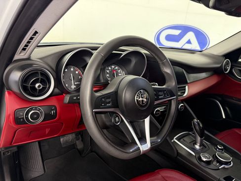 Used 2018 Alfa Romeo Giulia image 15