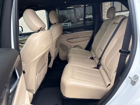 Used 2024 Jeep Grand Cherokee Limited image 4