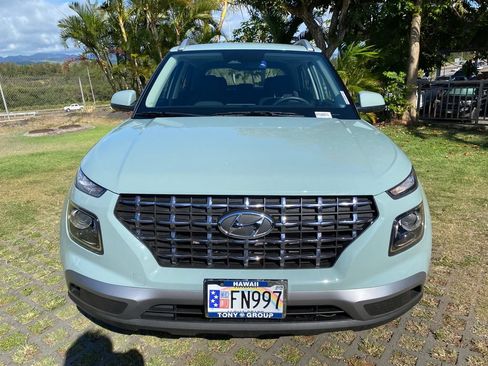 Used 2025 Hyundai Venue FWD image 2