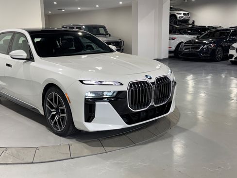 Used 2023 BMW 760i xDrive w/ Executive Package AWD/4WD image 8