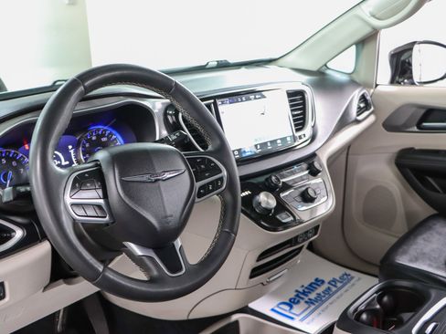 Used 2024 Chrysler Pacifica Touring-L FWD image 22