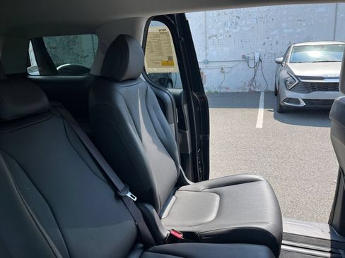 Used 2026 Kia Carnival FWD image 39