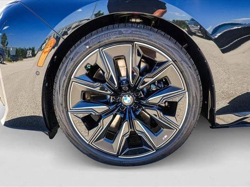 Used 2025 BMW 760i xDrive w/ Executive Package AWD/4WD image 9