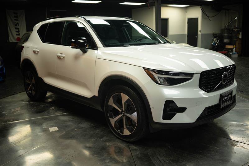 Used 2023 Volvo XC40 B4 Ultimate FWD image 5