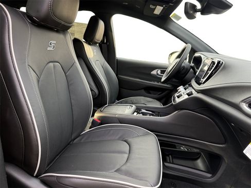 New 2026 Chrysler Pacifica Limited image 15