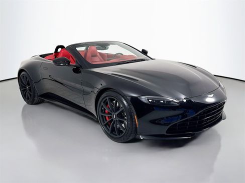 Used 2022 Aston Martin V8 Vantage image 2