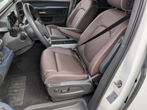Used 2025 Volkswagen ID. Buzz Pro S Plus RWD image 16