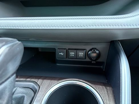 Used 2021 Toyota Highlander Limited FWD image 33