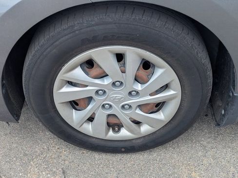 Used 2017 Hyundai Elantra SE image 12