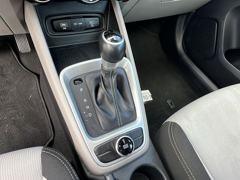 Used 2023 Hyundai Venue SEL image 29