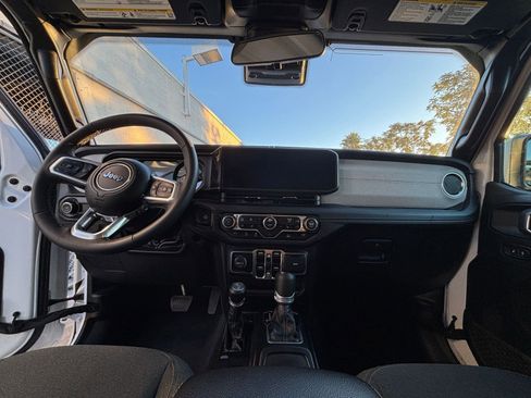 Used 2025 Jeep Wrangler Sahara image 33