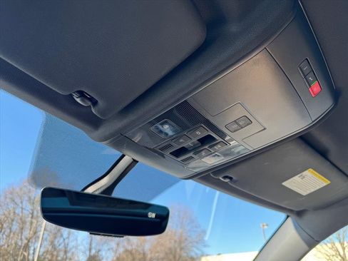 Used 2021 Volkswagen Atlas Cross Sport SE w/ Panoramic Sunroof Package image 24