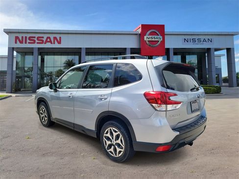 Used 2021 Subaru Forester Premium image 7