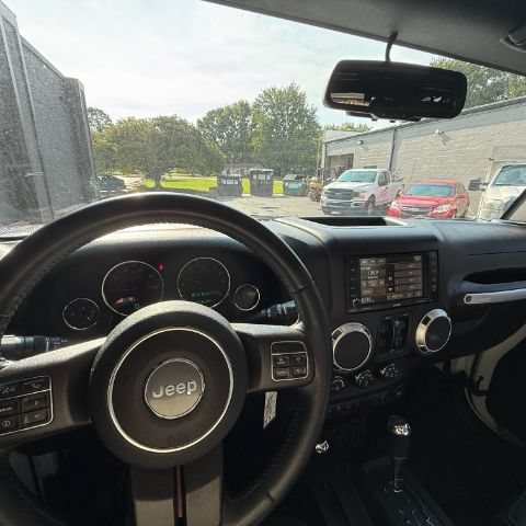 Used 2015 Jeep Wrangler Unlimited Sahara w/ Connectivity Group AWD/4WD image 12