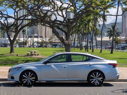 Used 2021 Nissan Altima 2.5 SR FWD image 2