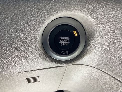 Used 2023 Chrysler Pacifica Touring-L image 28