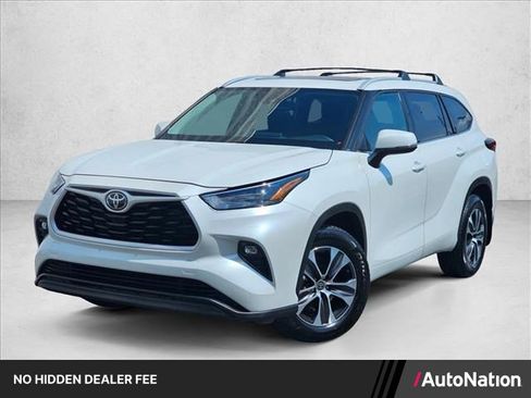 Used 2022 Toyota Highlander XLE AWD/4WD image 1