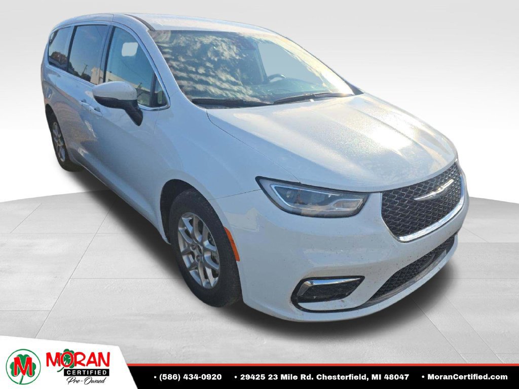 Used 2023 Chrysler Pacifica Touring-L FWD image 2