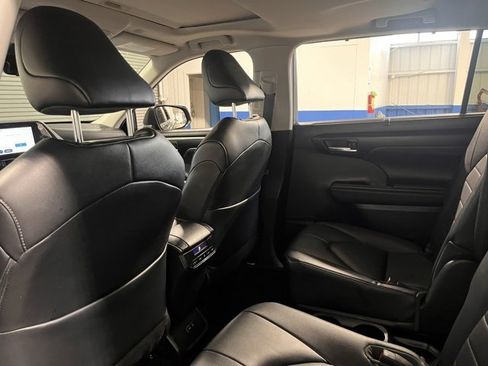 Used 2023 Toyota Highlander L image 18