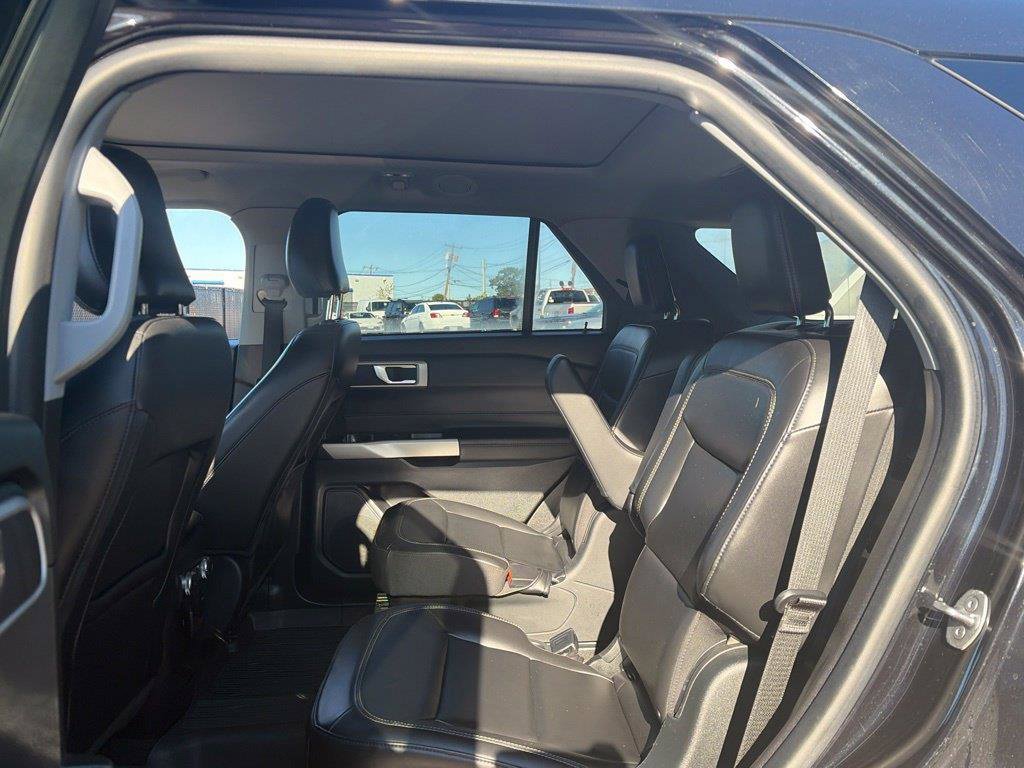 Used 2021 Ford Explorer XLT w/ Equipment Group 202A AWD/4WD image 9