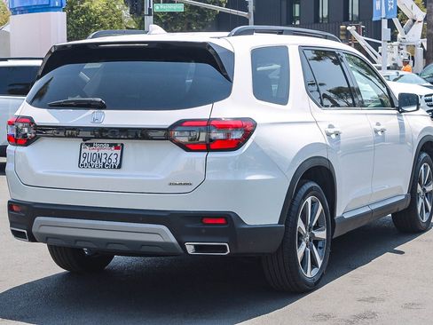 Certified 2025 Honda Pilot Touring image 9