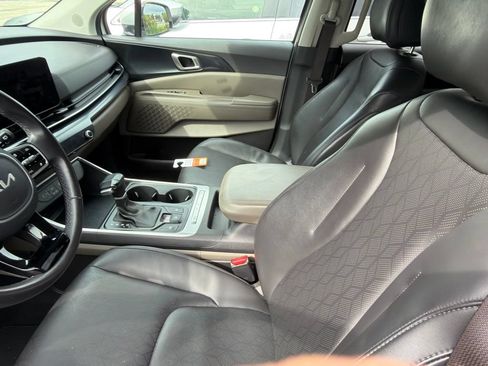Used 2025 Kia Carnival FWD image 3